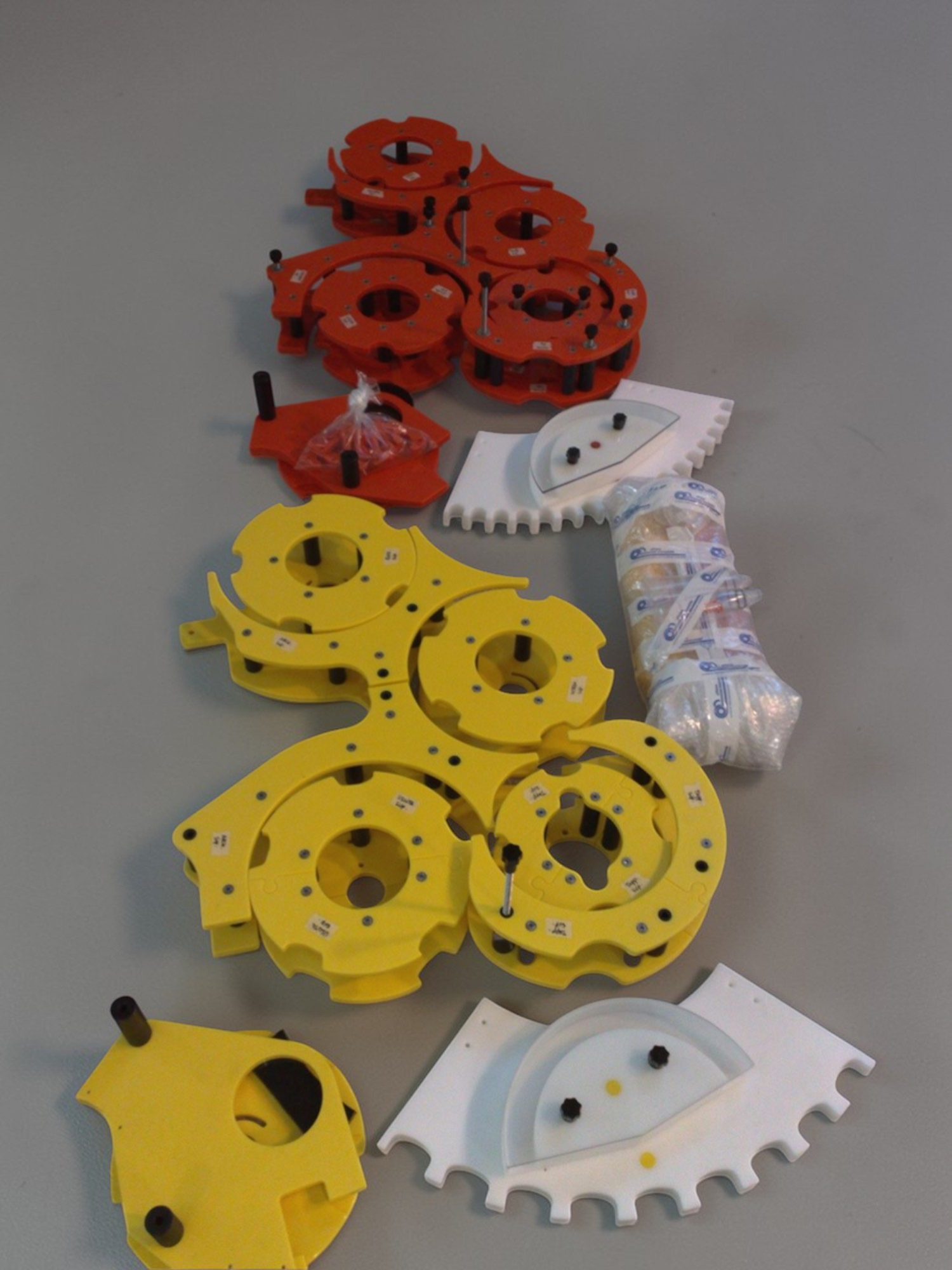 Cambio formato per monoblocco rotativo di riempimento e tappatura comprensivo di scivolo ed orientamento tappi